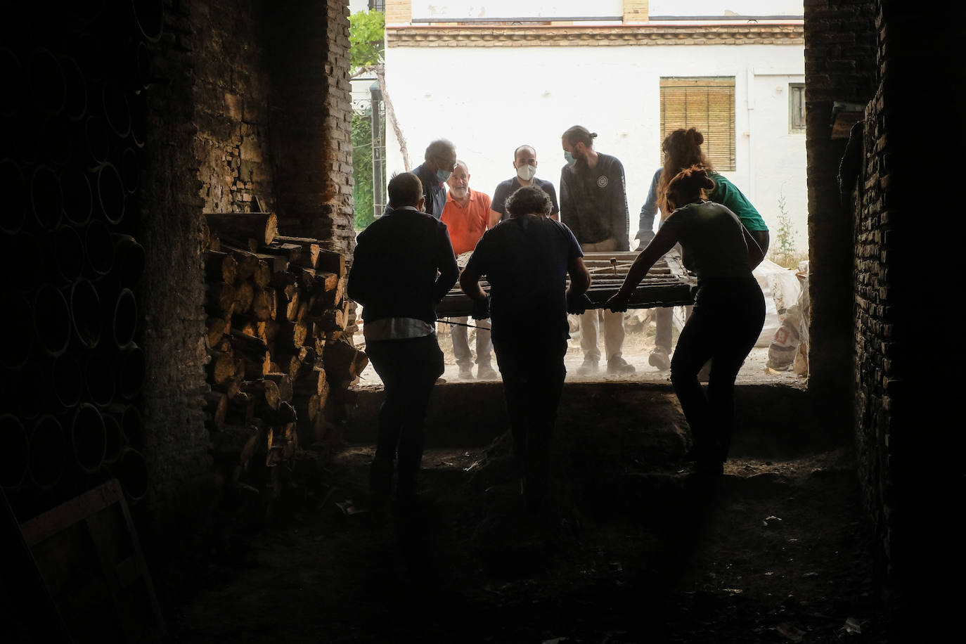 Voluntarios que fueron a la fábrica de Fajalauza para retirar escombros y limpiar varias zonas. En esta jornada encontraron el portón del S.XVI