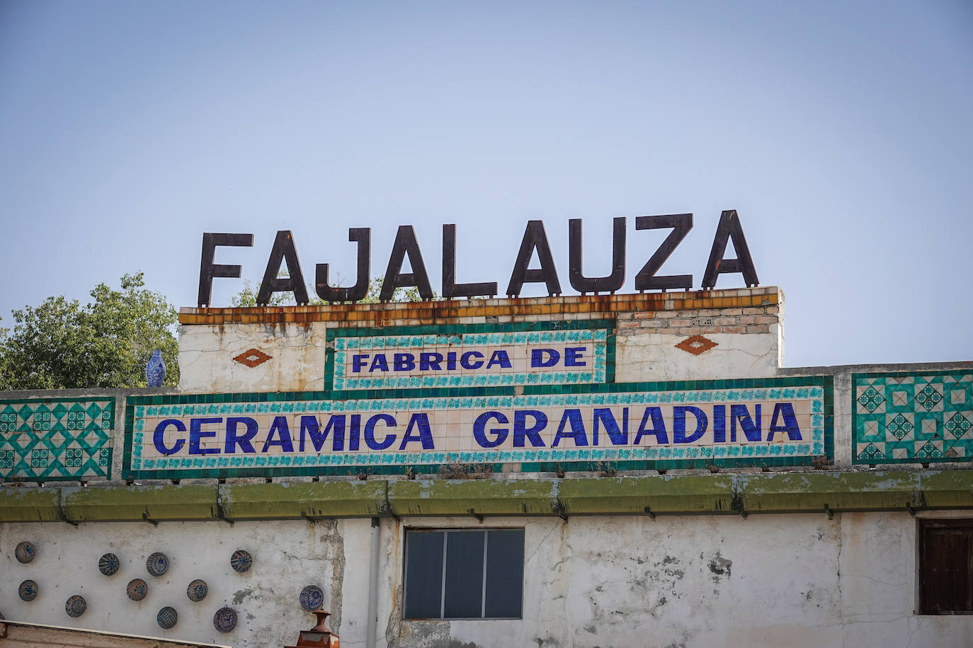 Recorremos la fábrica de Fajalauza con Cecilio Madero Morales y Manuel Moral, vicepresidente y gerente de la Fundación Fajalauza 