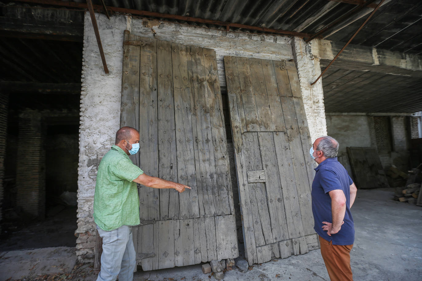 Recorremos la fábrica de Fajalauza con Cecilio Madero Morales y Manuel Moral, vicepresidente y gerente de la Fundación Fajalauza 