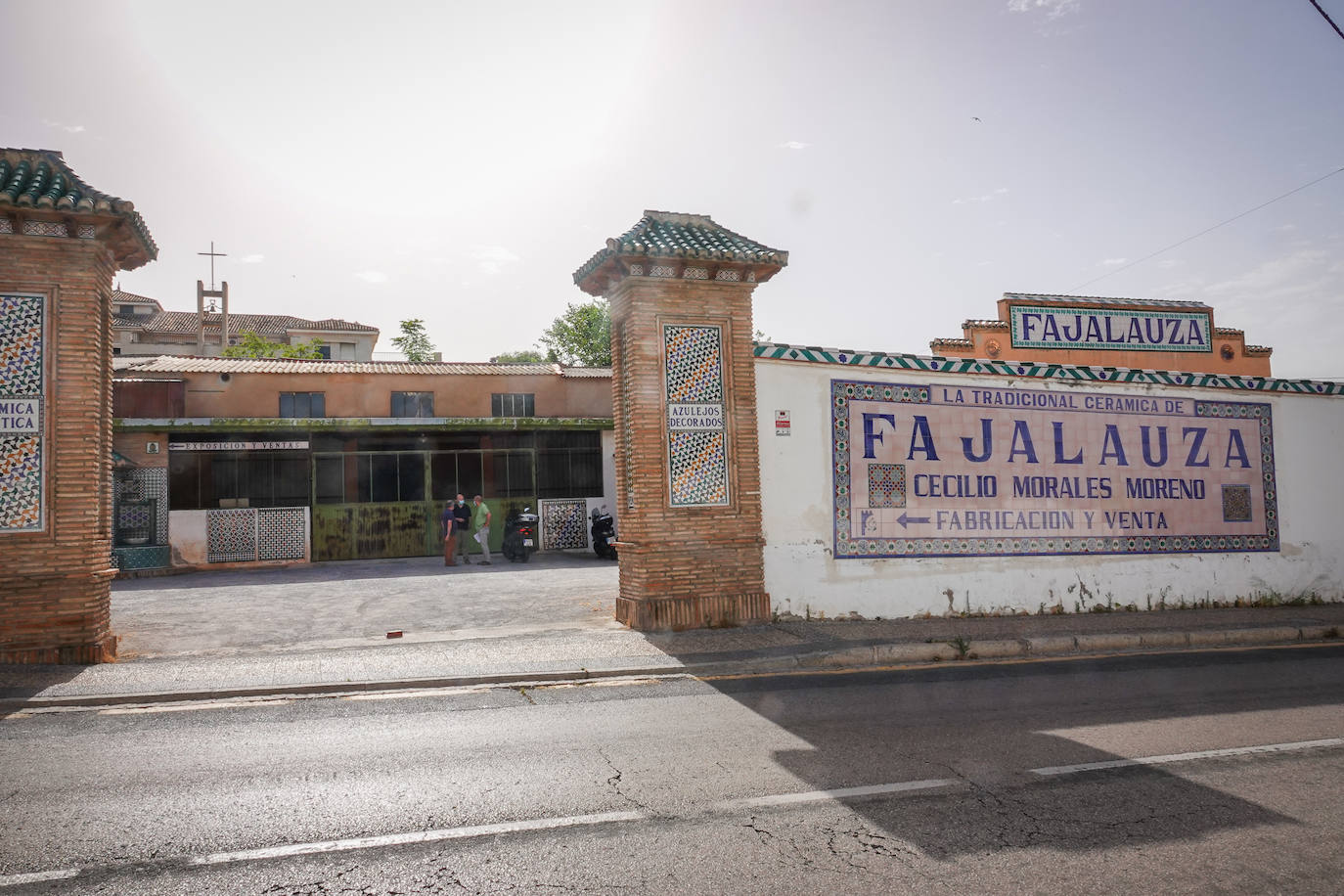 Recorremos la fábrica de Fajalauza con Cecilio Madero Morales y Manuel Moral, vicepresidente y gerente de la Fundación Fajalauza 