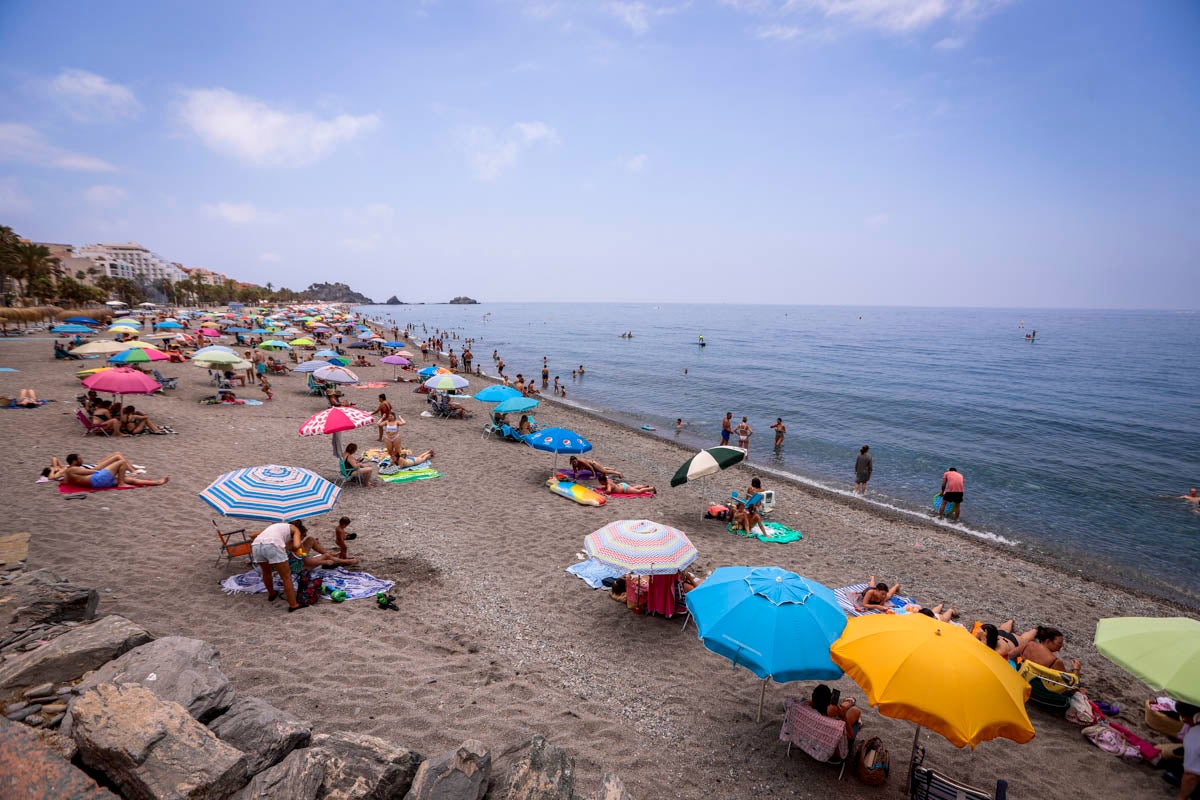 Se anima el ambiente en la costa granadina en un fin de semana con los hoteles al 50% de ocupación