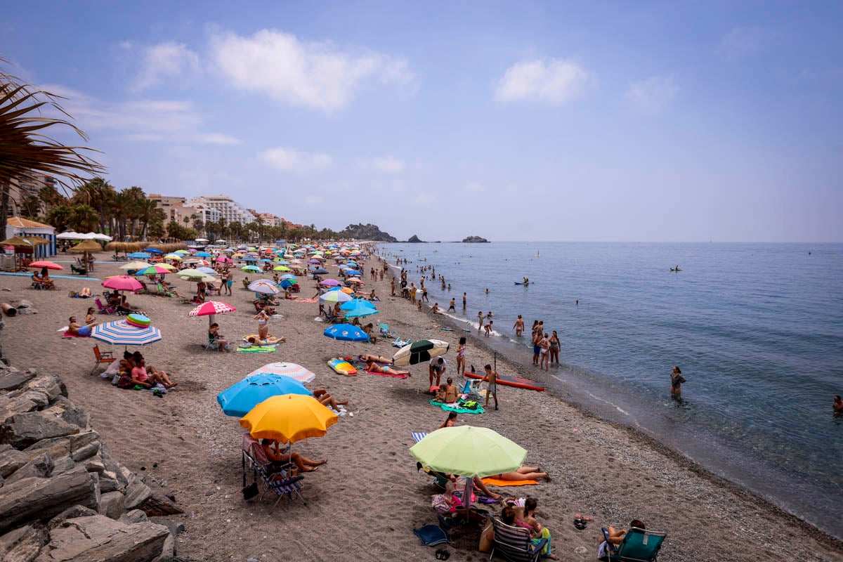 Se anima el ambiente en la costa granadina en un fin de semana con los hoteles al 50% de ocupación