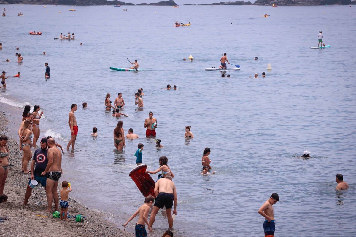 Se anima el ambiente en la costa granadina en un fin de semana con los hoteles al 50% de ocupación