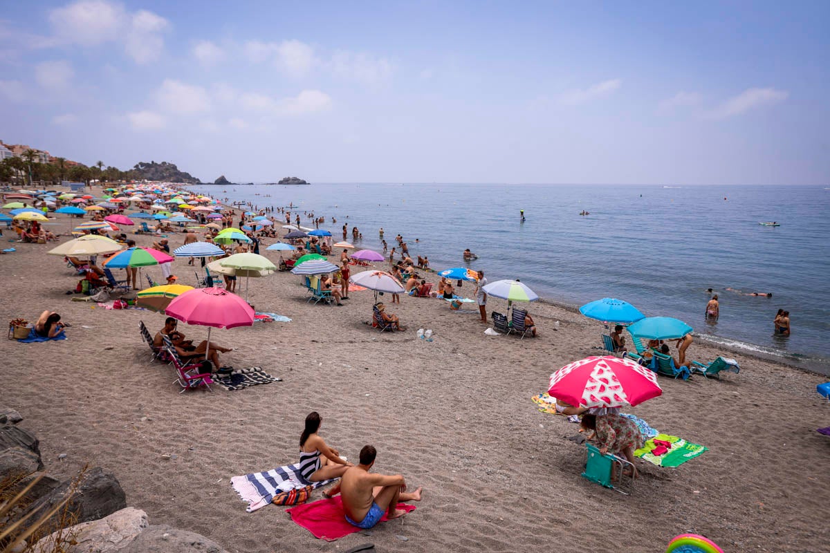 Se anima el ambiente en la costa granadina en un fin de semana con los hoteles al 50% de ocupación