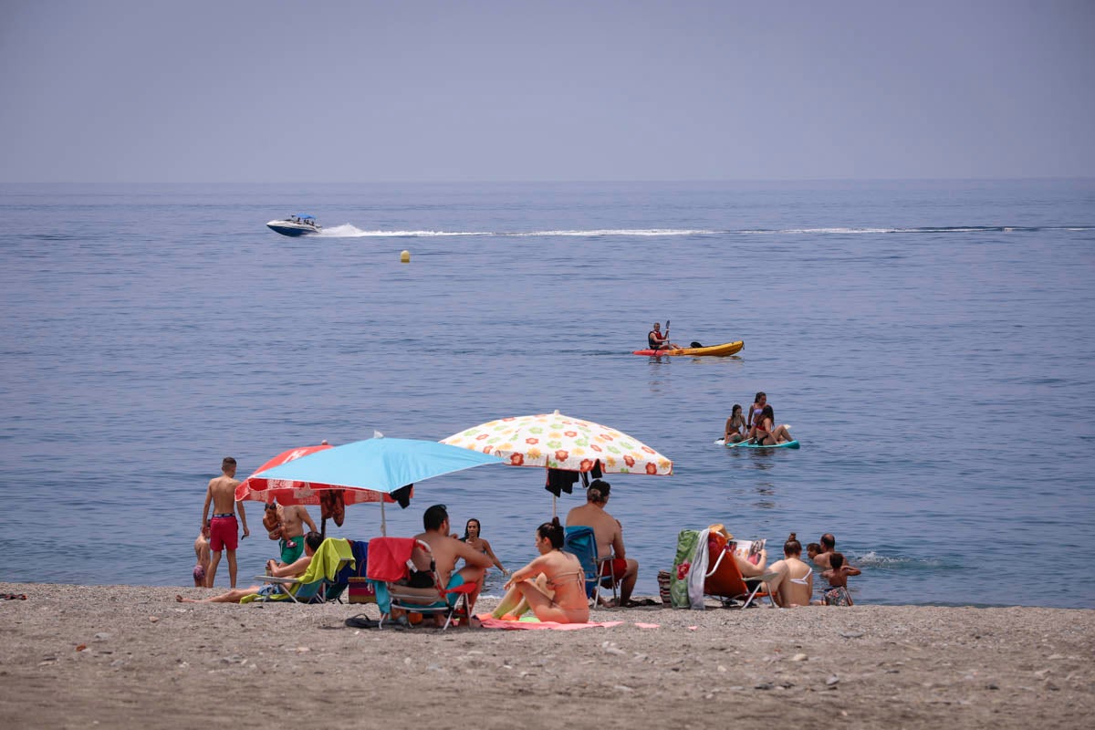 Se anima el ambiente en la costa granadina en un fin de semana con los hoteles al 50% de ocupación