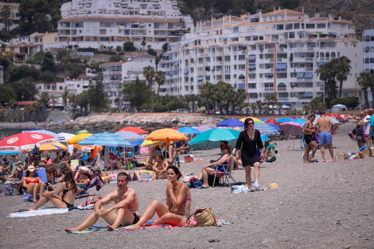 Se anima el ambiente en la costa granadina en un fin de semana con los hoteles al 50% de ocupación