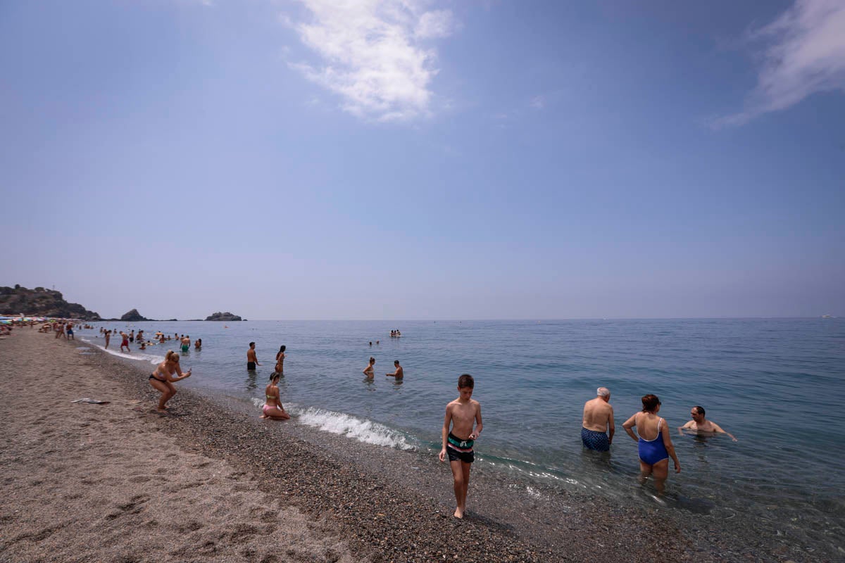 Se anima el ambiente en la costa granadina en un fin de semana con los hoteles al 50% de ocupación