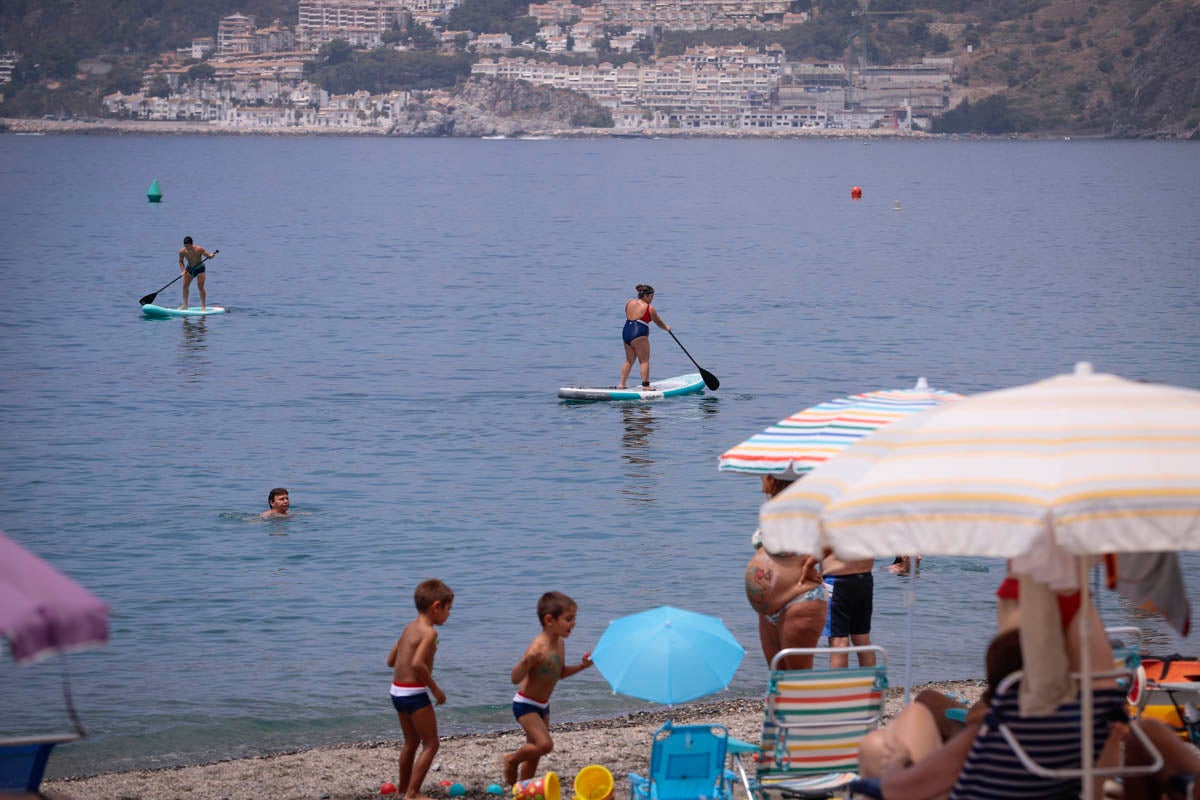 Se anima el ambiente en la costa granadina en un fin de semana con los hoteles al 50% de ocupación