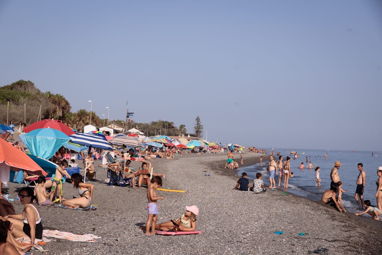 El exceso de aforo ha obligado a cerrar esta tradicional playa motrilena 