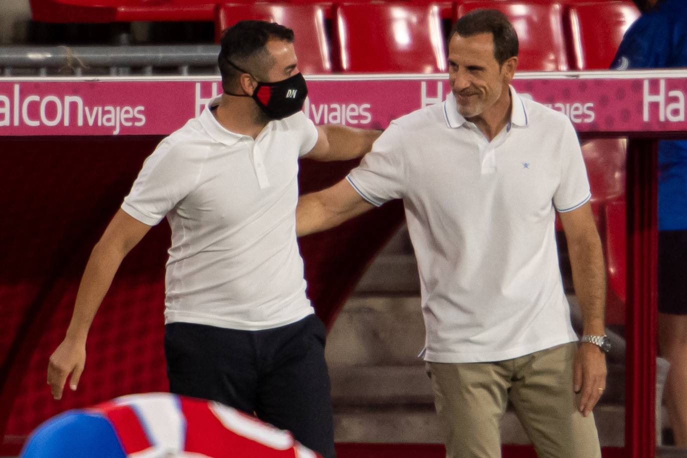 Voro (d) saluda a Diego Martínez antes del inicio del encuentro. 