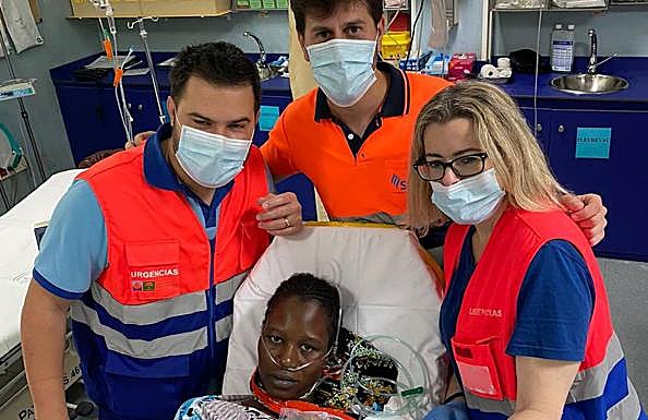 Los sanitarios junto a la mamá tras el parto. 