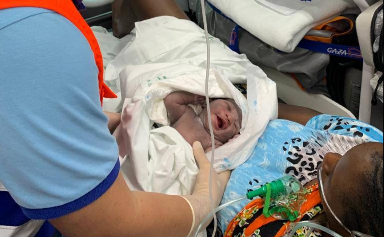 Bebé atendido por los profesionales sanitarios. 