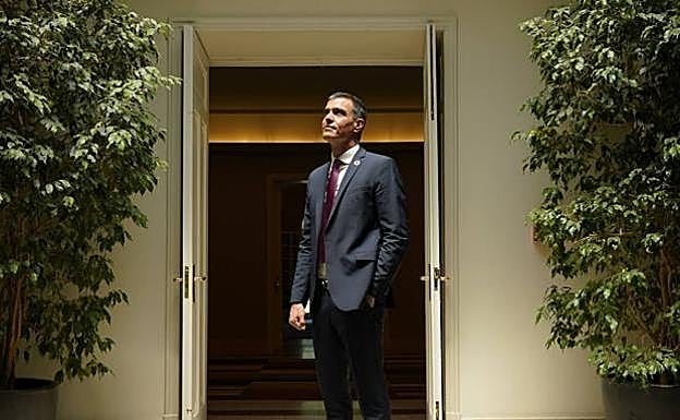 Pedro Sánchez posa en el interior de La Moncloa. 