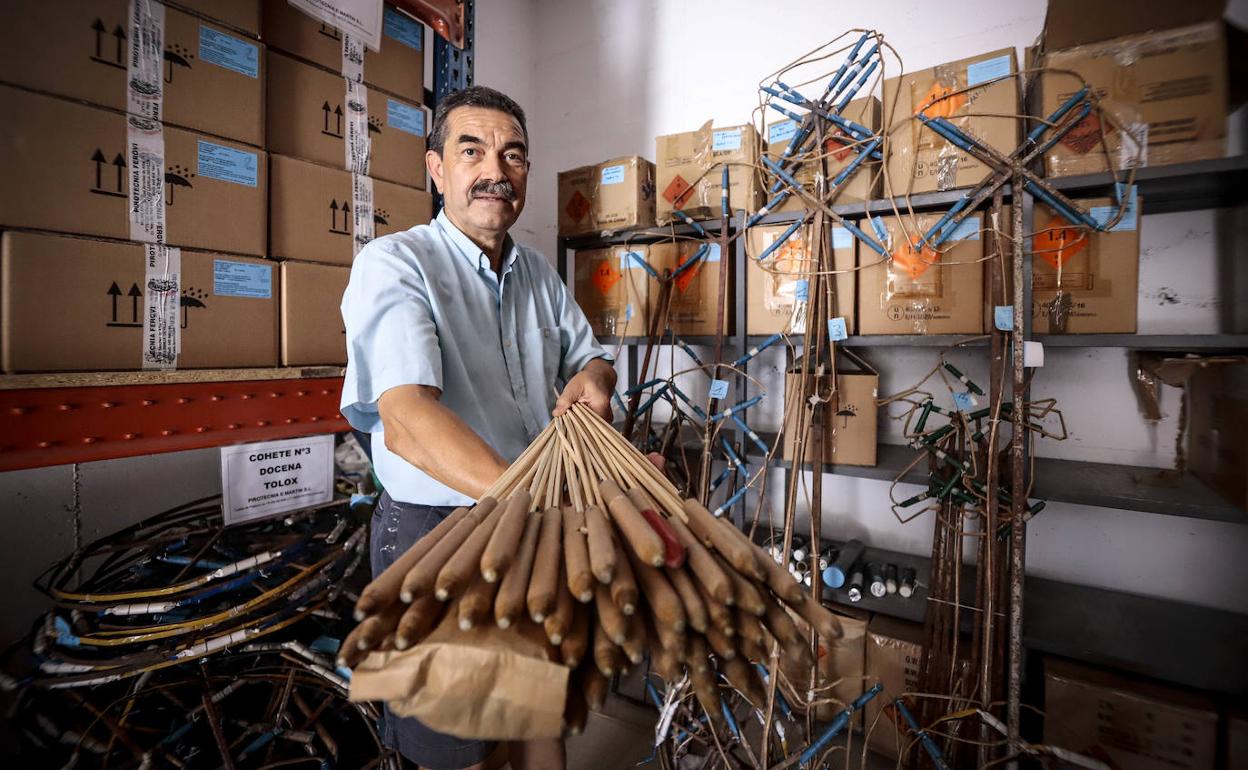 Esteban Martín, de la pirotécnica de Motril, con un racimo de cohetes. 