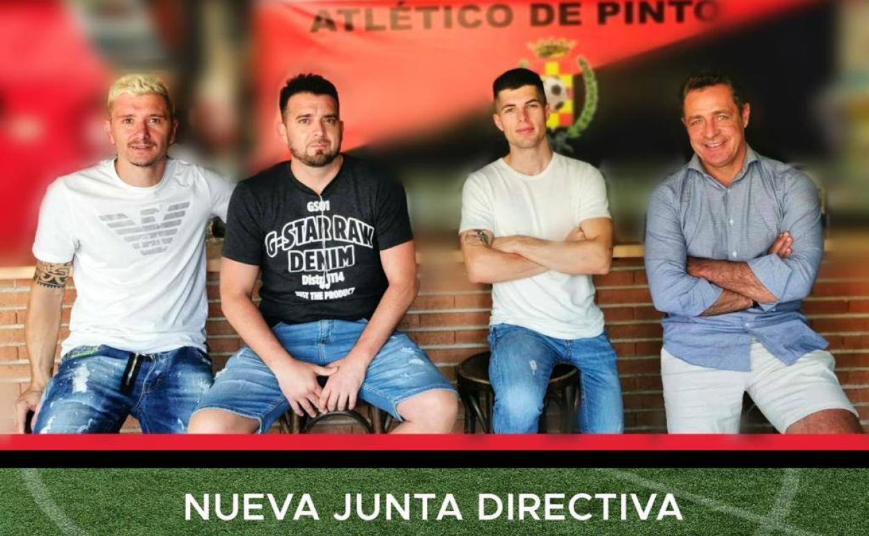 Piti (izquierda) posa con la nueva junta directiva del club. 