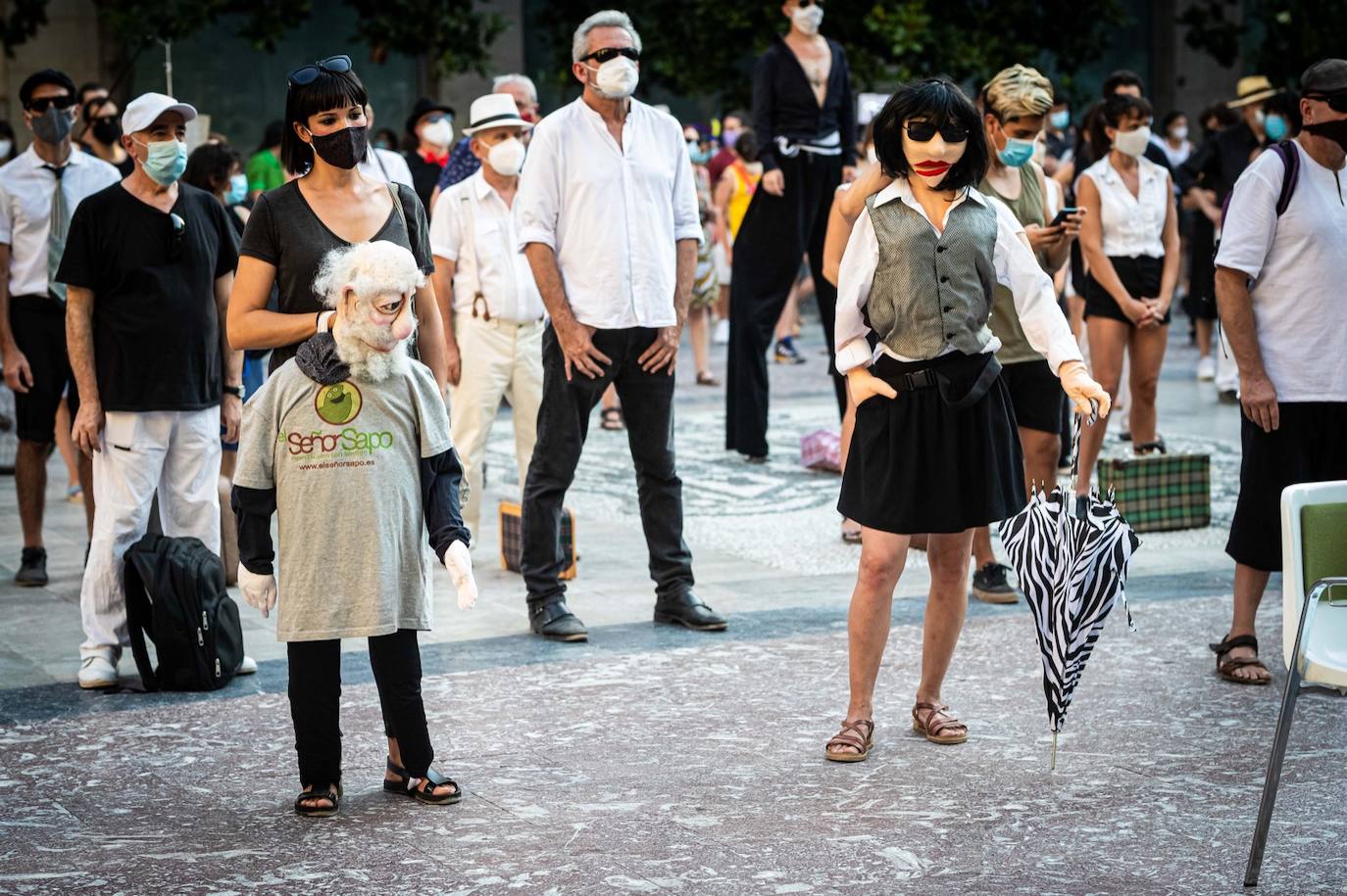 Fotos: El mundo de la escena se manifiesta por las calles de Granada para advertir de la grave crisis del sector
