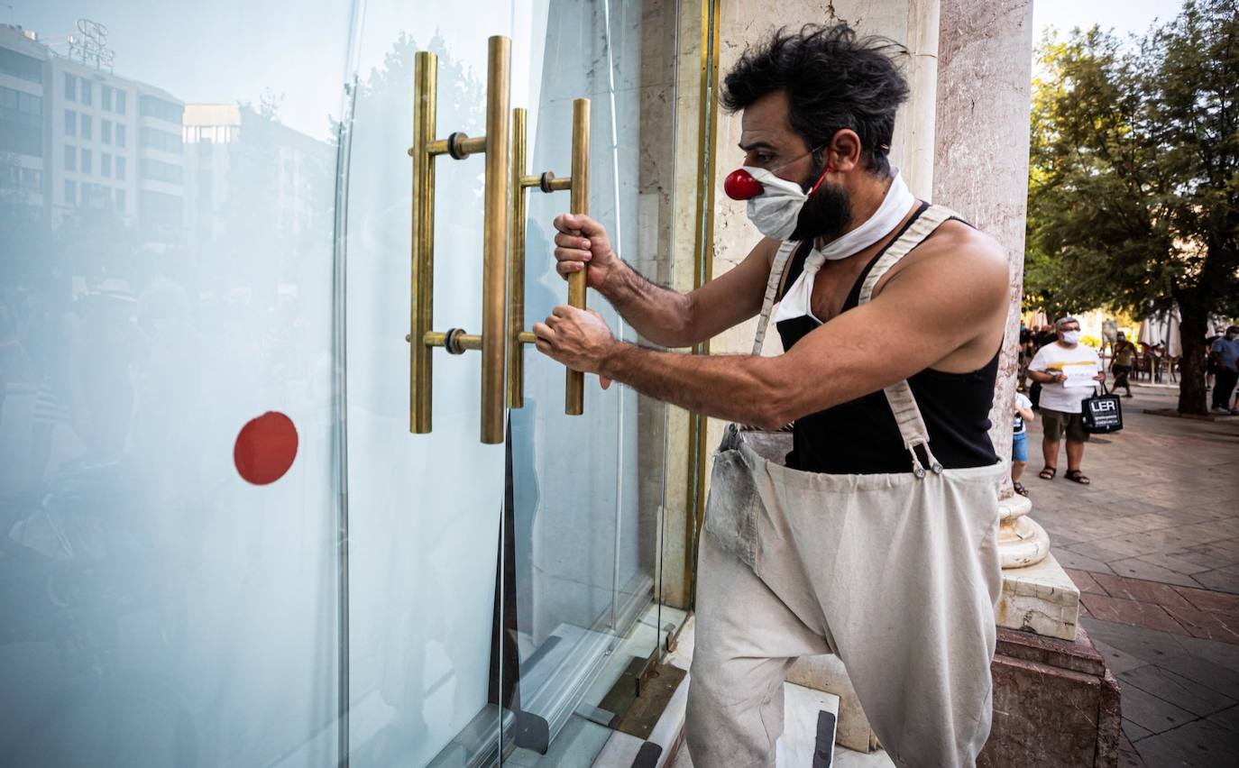 Fotos: El mundo de la escena se manifiesta por las calles de Granada para advertir de la grave crisis del sector