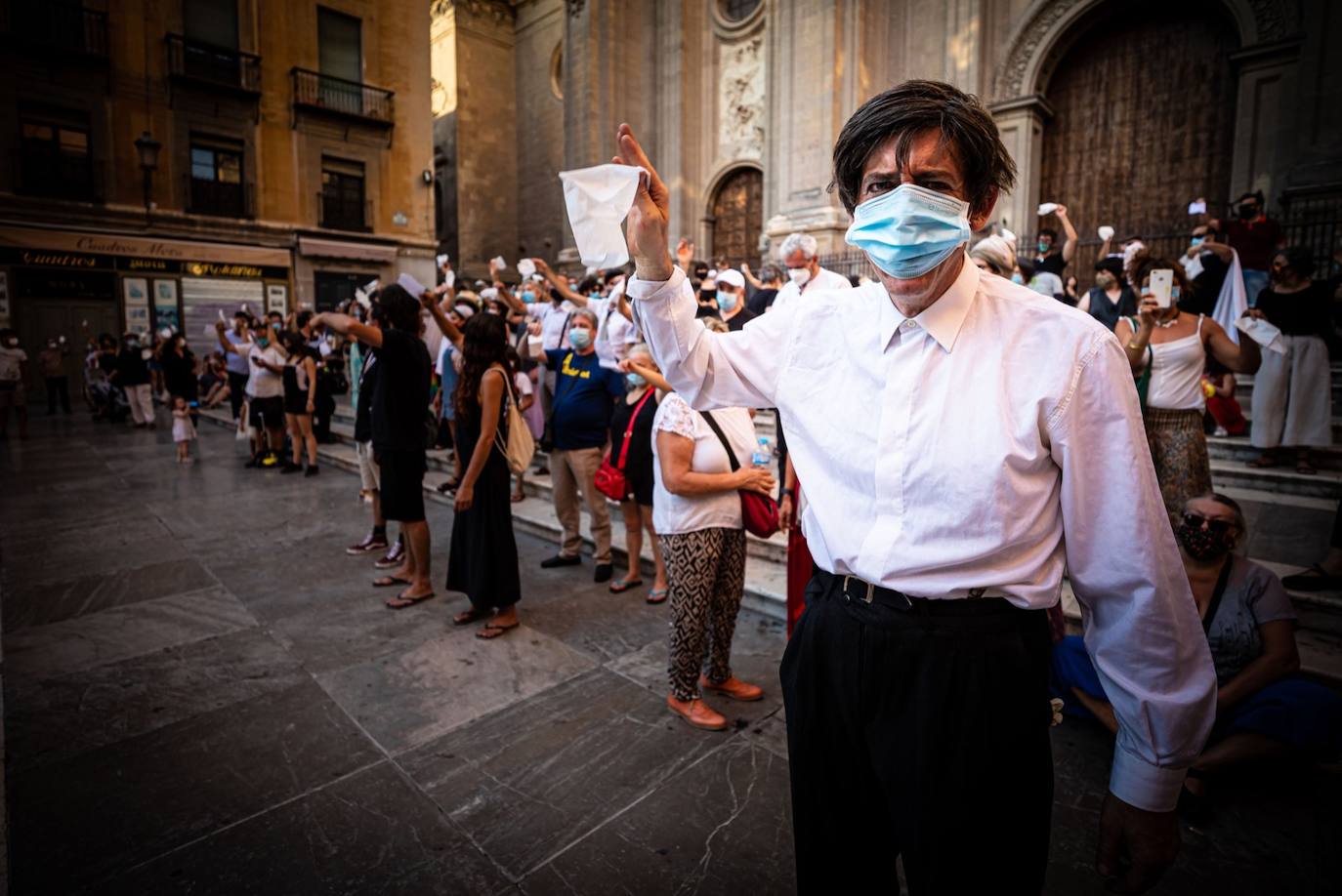 Fotos: El mundo de la escena se manifiesta por las calles de Granada para advertir de la grave crisis del sector