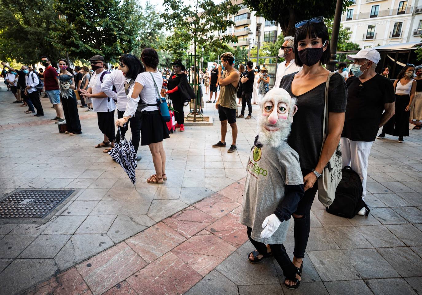 Fotos: El mundo de la escena se manifiesta por las calles de Granada para advertir de la grave crisis del sector