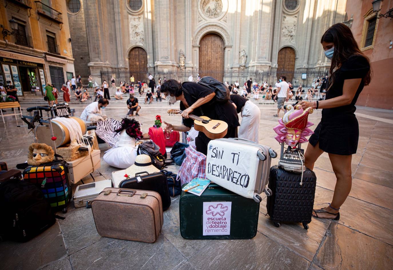 Fotos: El mundo de la escena se manifiesta por las calles de Granada para advertir de la grave crisis del sector