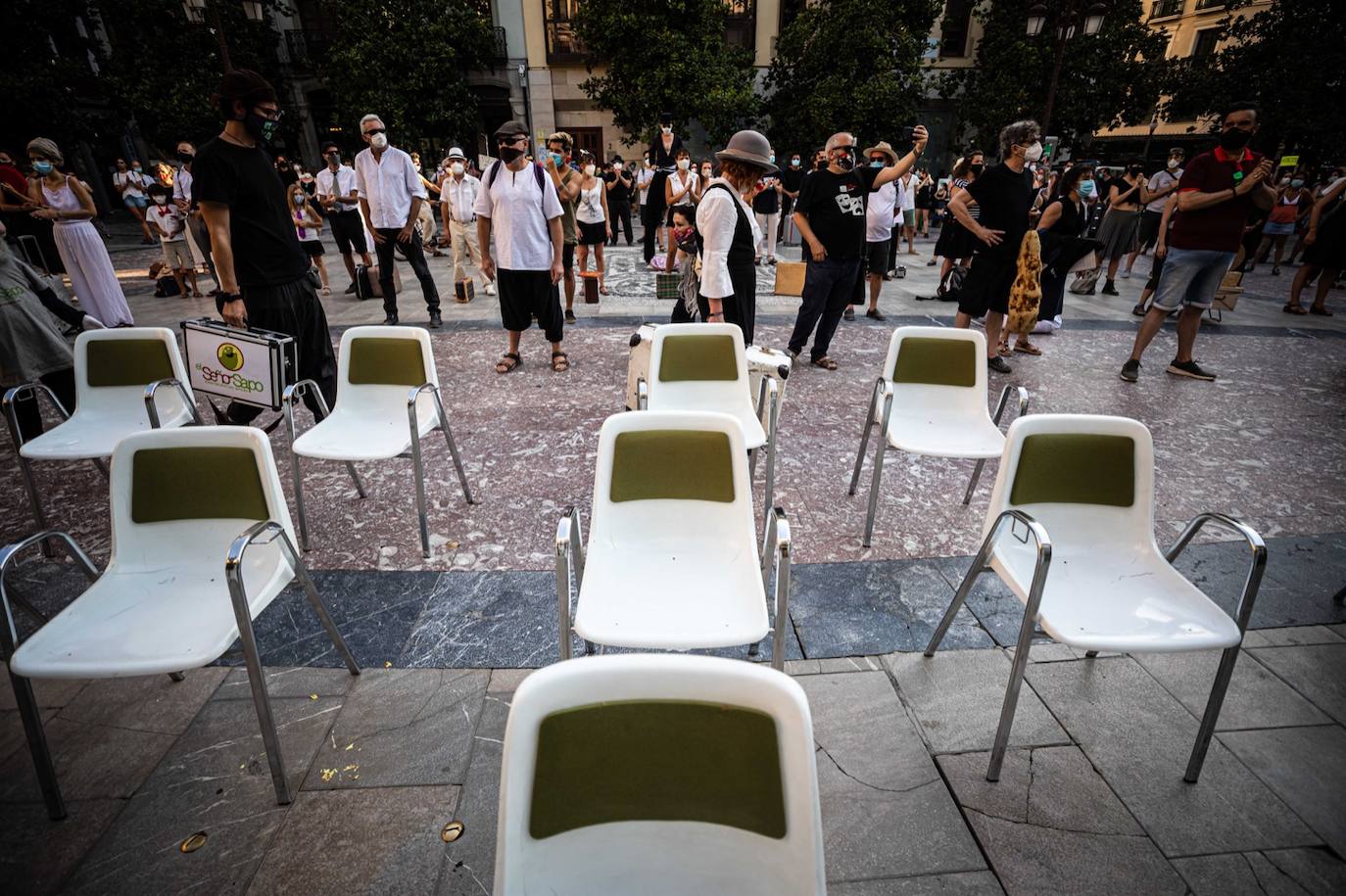 Fotos: El mundo de la escena se manifiesta por las calles de Granada para advertir de la grave crisis del sector