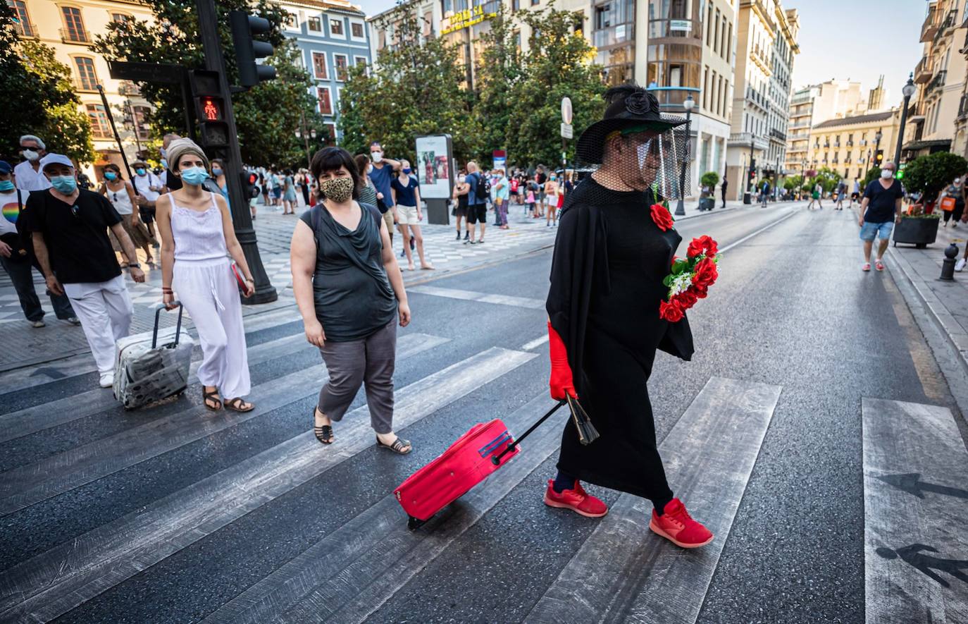Fotos: El mundo de la escena se manifiesta por las calles de Granada para advertir de la grave crisis del sector