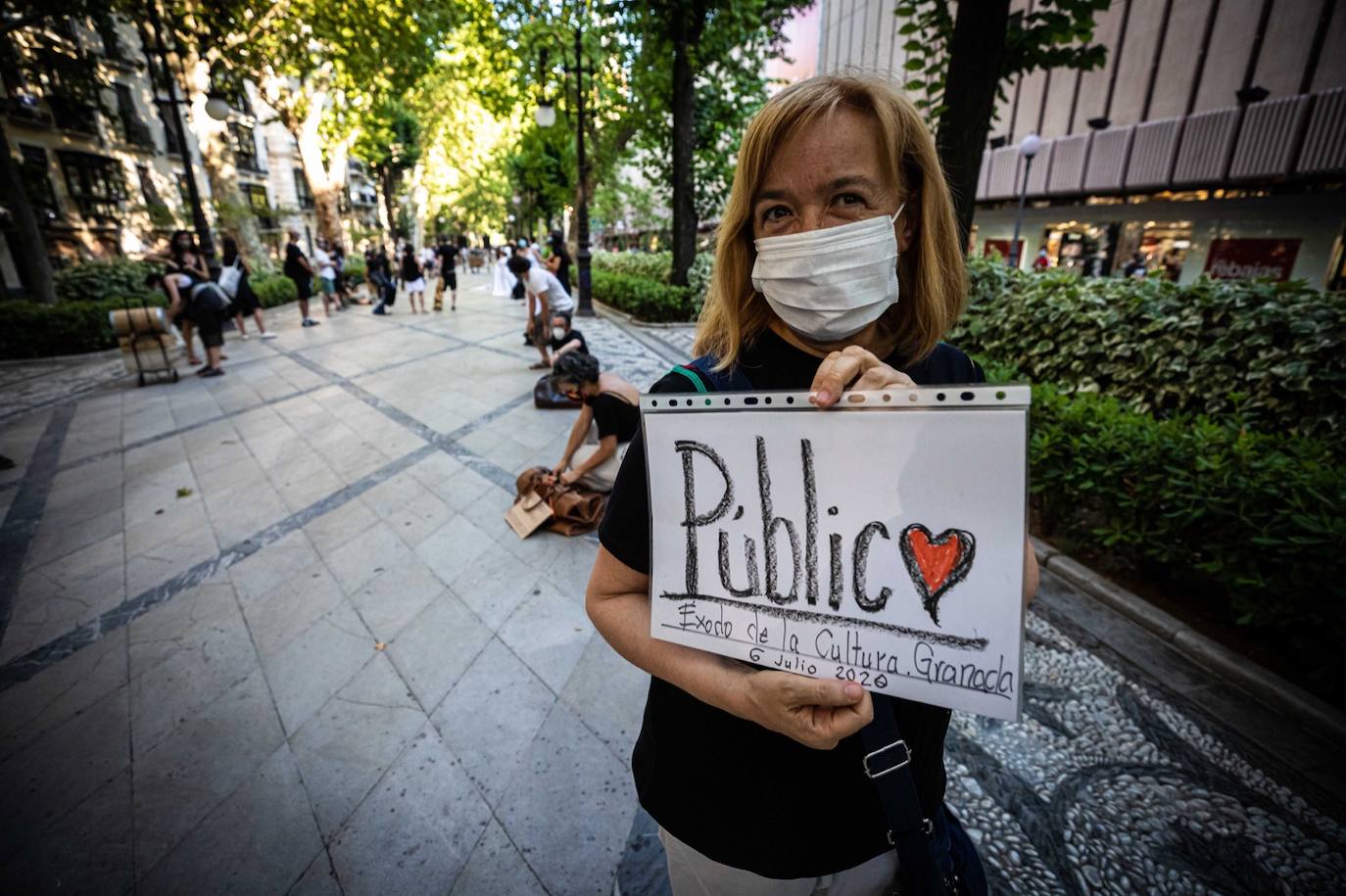 Fotos: El mundo de la escena se manifiesta por las calles de Granada para advertir de la grave crisis del sector