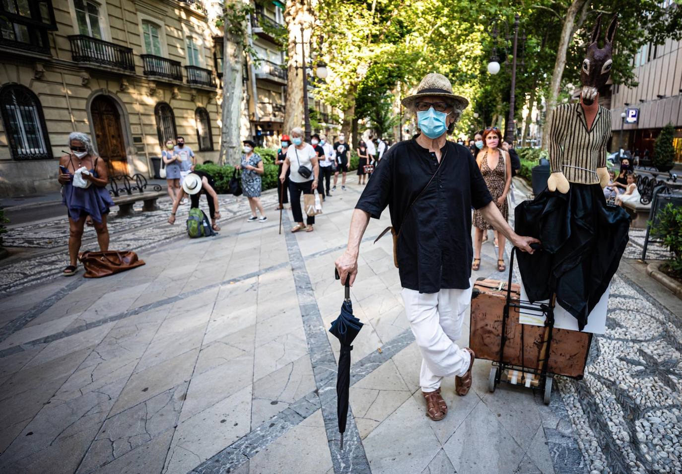 Fotos: El mundo de la escena se manifiesta por las calles de Granada para advertir de la grave crisis del sector