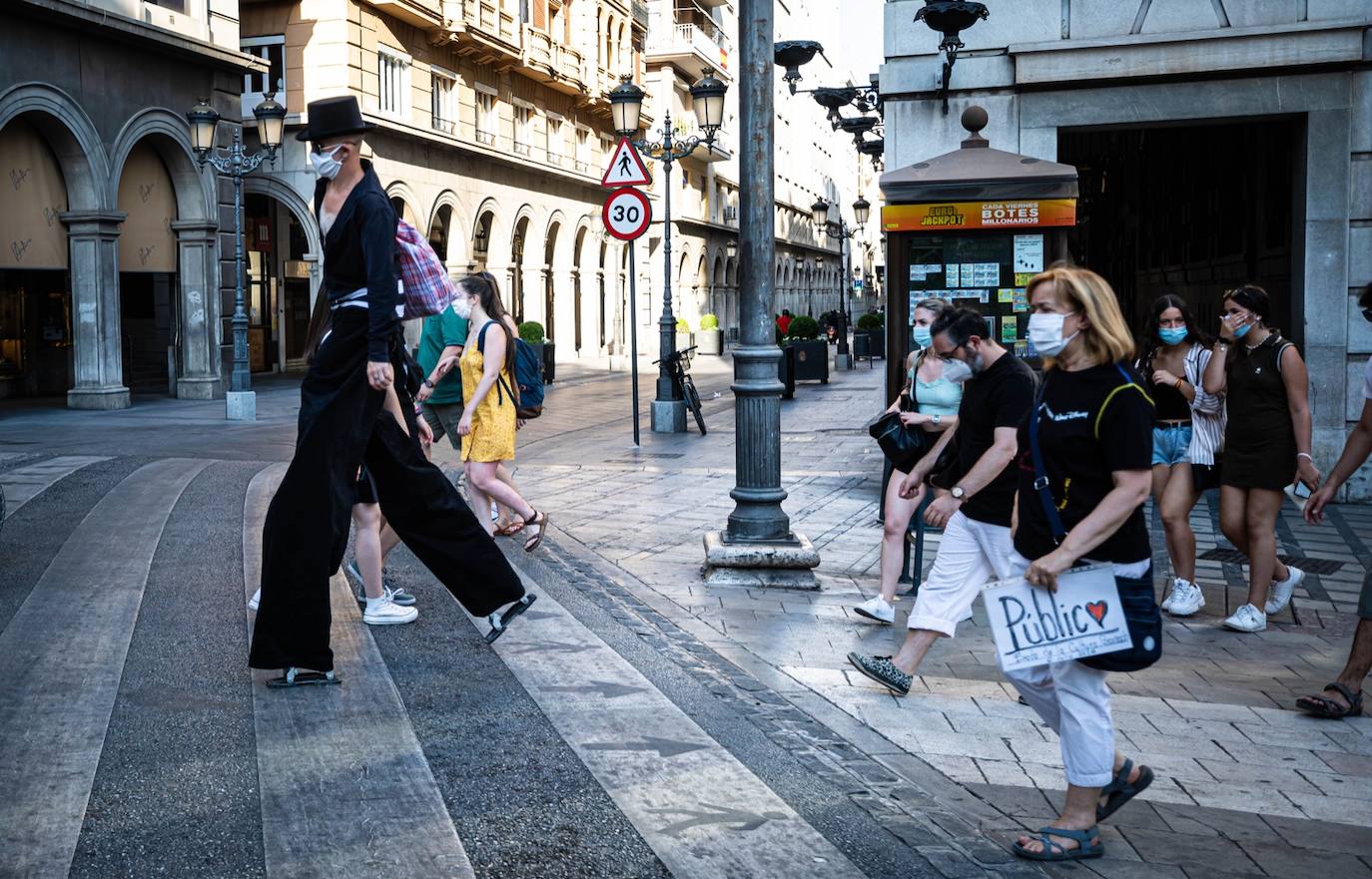 Fotos: El mundo de la escena se manifiesta por las calles de Granada para advertir de la grave crisis del sector