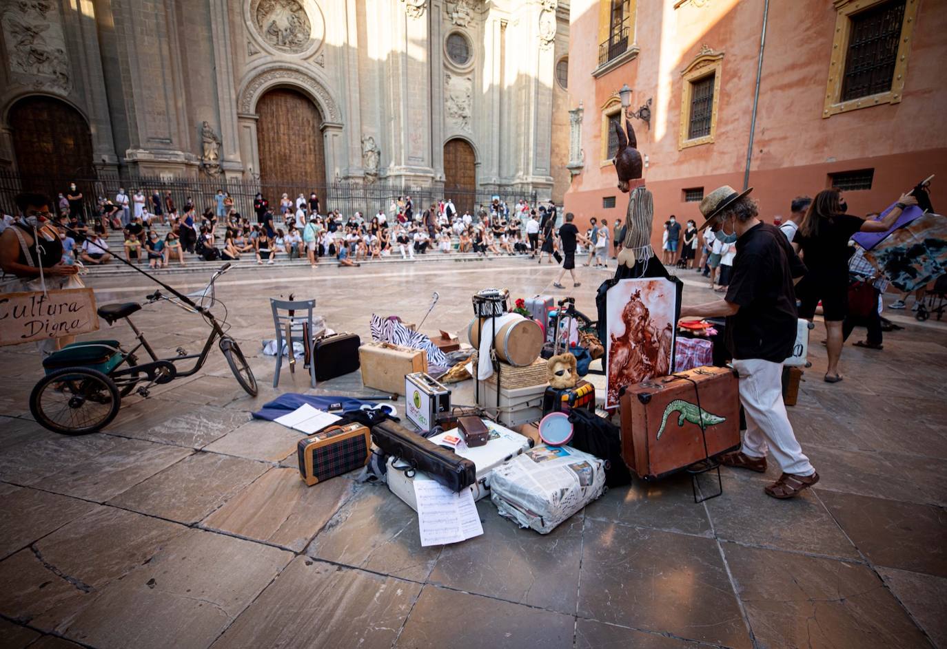 Fotos: El mundo de la escena se manifiesta por las calles de Granada para advertir de la grave crisis del sector