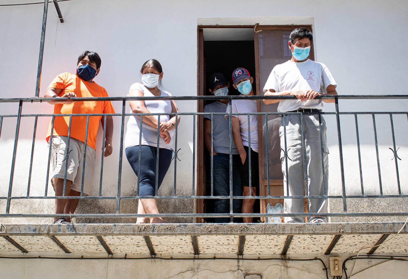 Fotos: Un brote con 15 temporeros confinados inquiera a Játar