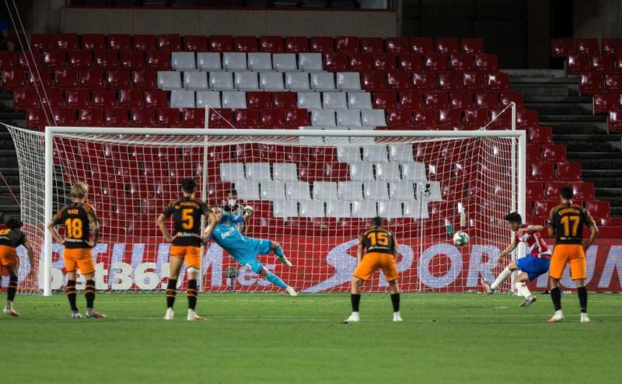 Carlos Fernández confunde con su movimiento a Cillessen en el lanzamiento del penalti. 