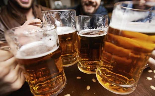 La grave consecuencia de beber alcohol para el coronavirus que advierte Sanidad