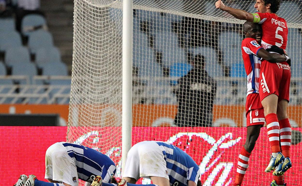 Dos jugadores de la Real Sociedad se arrodillan mientras Mainz y Nyom se abrazan para celebrar el gol de Recio que supuso un 2-2 en Anoeta. 