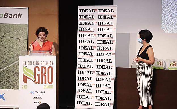 Eva María de la Blanca, durante su discurso. A la derecha, la periodista de IDEAL Rebeca Alcántara.