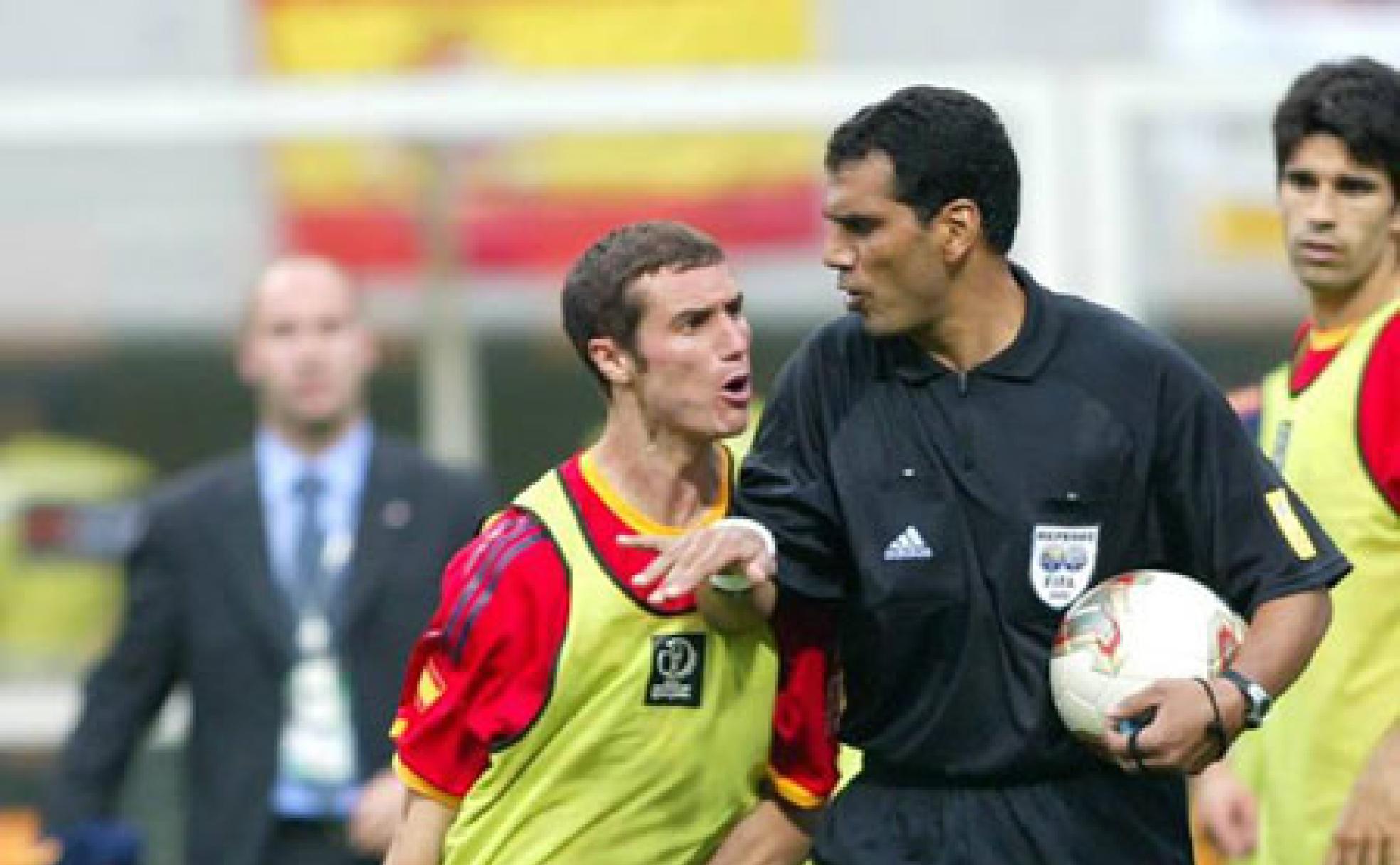 El cántabro Iván Helguera, visiblemente enfadado, se fue a por el colegiado Al-Ghandour al acabar el partido. 