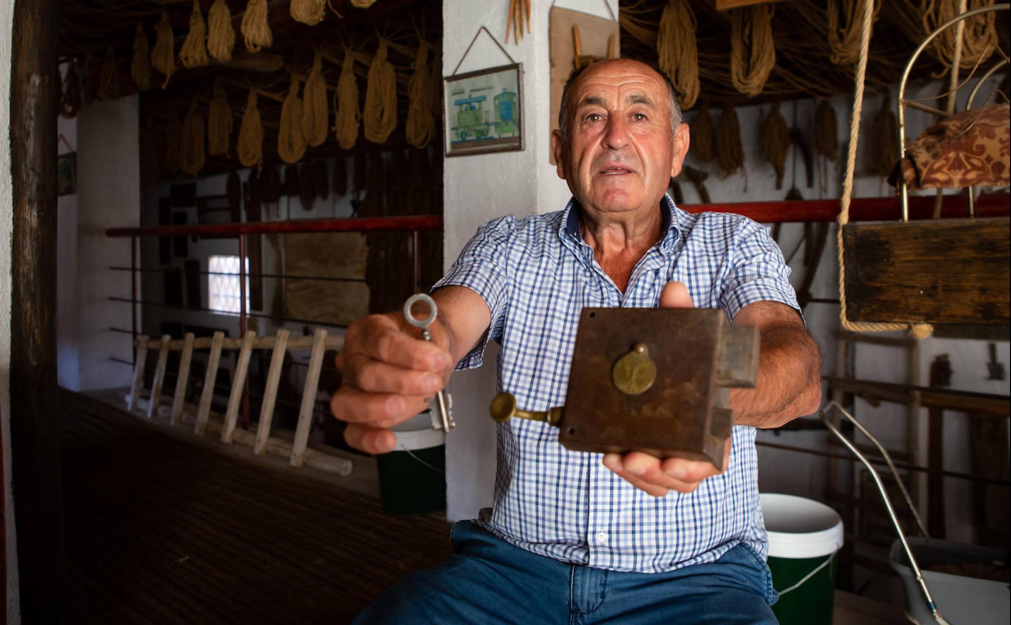 Pepito el de la Amor muestra la llave y la cerradura de la casa de la familia García Lorca en Valderrubio.
