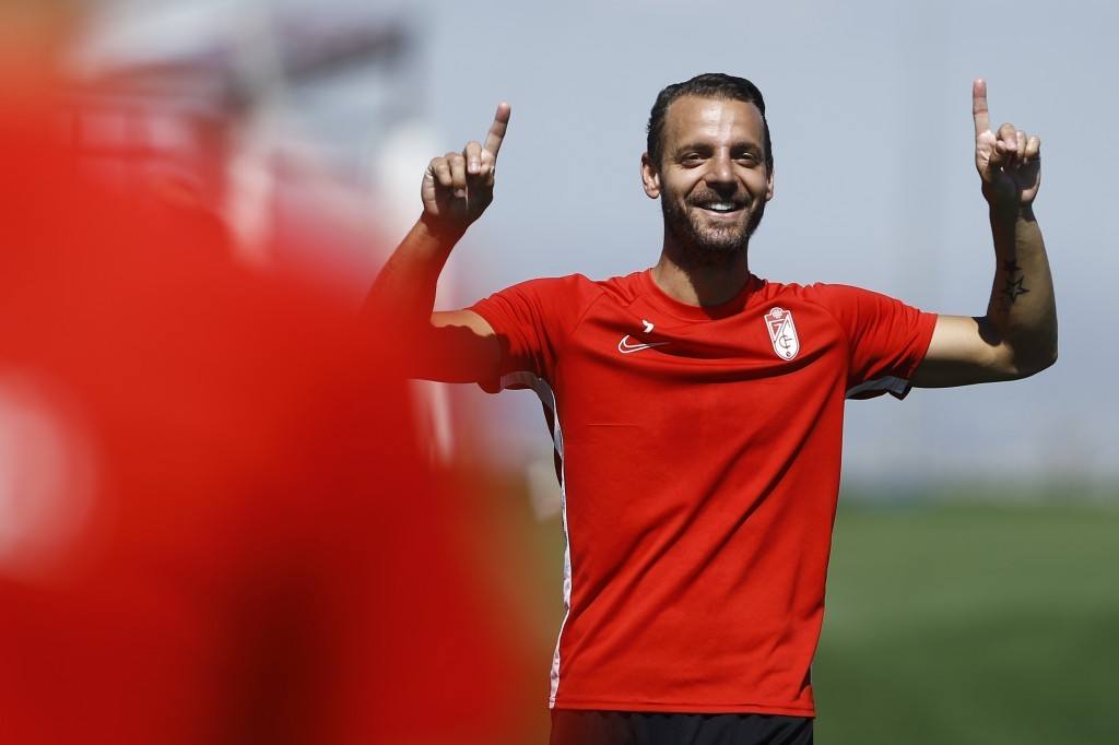 El delantero hace un gesto triunfal en un entrenamiento. 