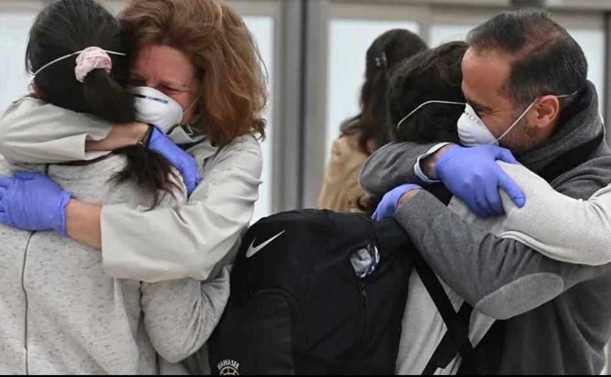 Sanidad aclara cuándo y cómo se forma un brote de coronavirus