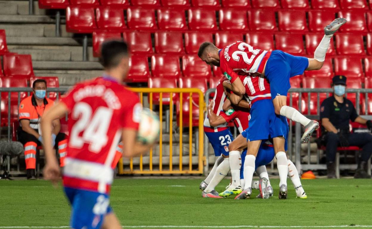 Los jugadores del Granada celebran el gol de Fede Vico ante el Valencia. 