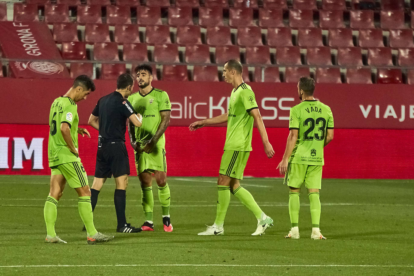 David Costas pide explicaciones a De la Fuente Ramos, tras el penalti.