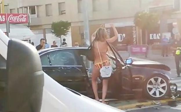 Se pone a bailar y a gritar en bikini tras provocar un accidente con heridos en Lepe