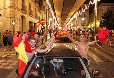 Imagen secundaria 1 - La alegría desbordó las ciudades españolas. 