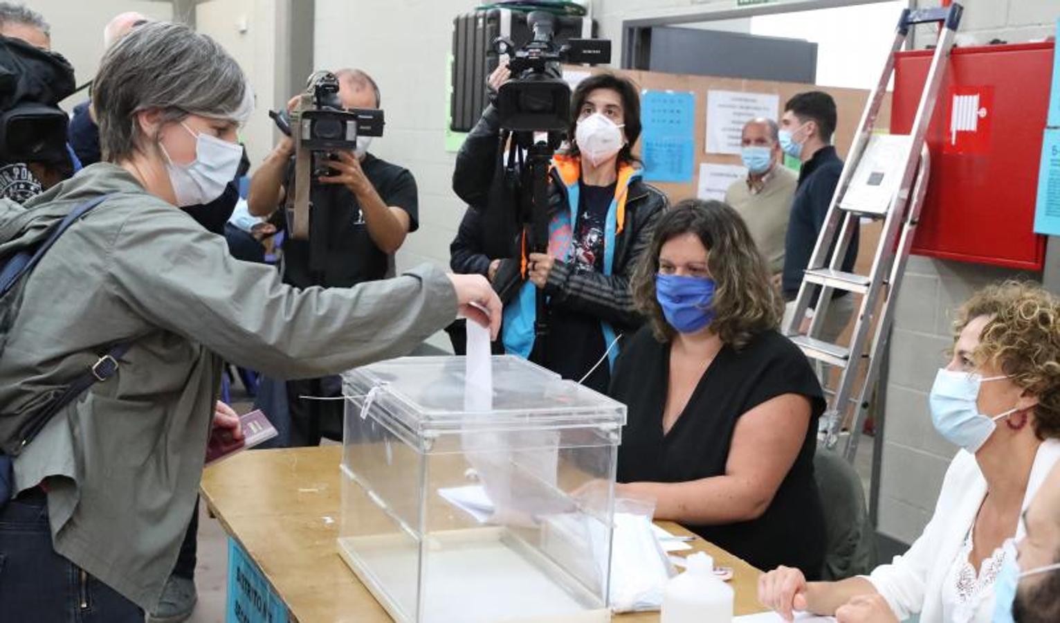 Una mujer en el momento de realizar el voto en la apertura de una mesa electoral