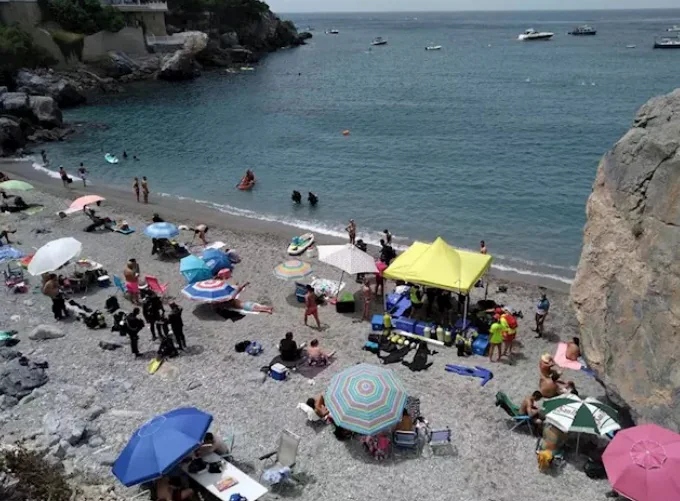 Aglomeraciones de personas obligan a prohibir el acceso a varias playas de Granada