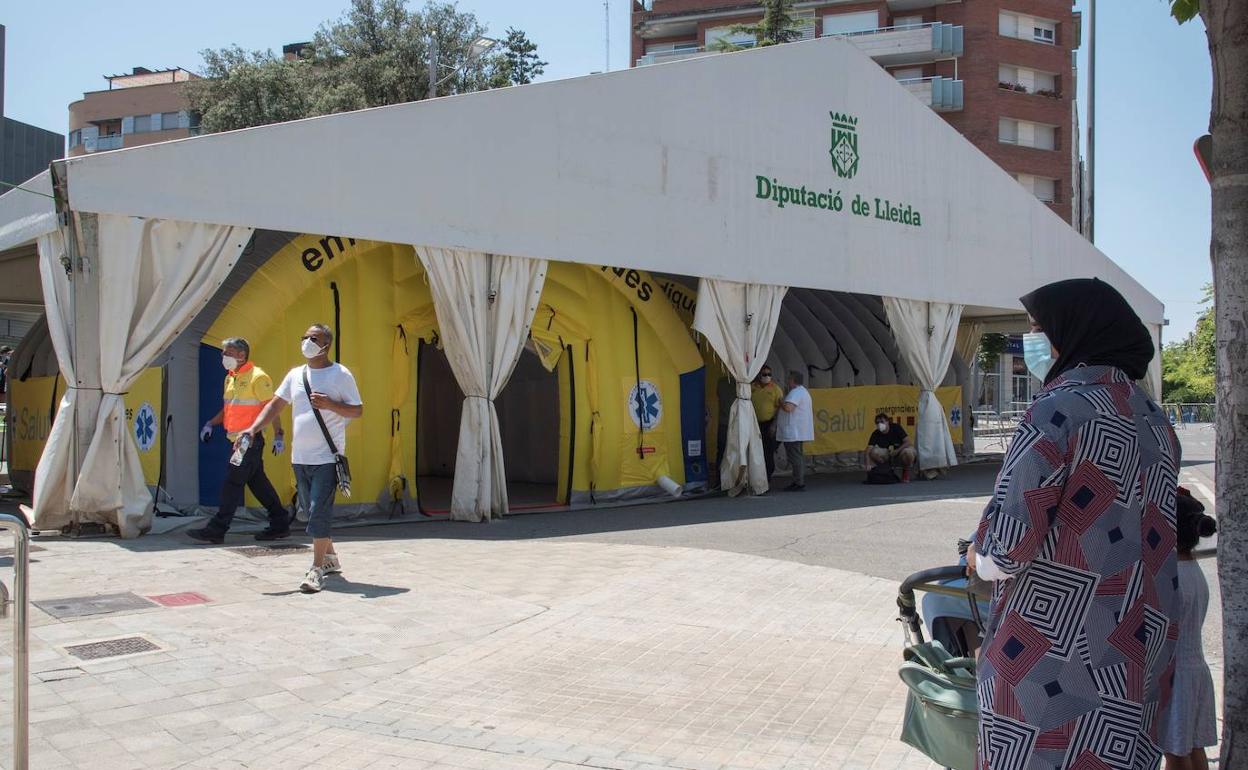 Trabajadores alojados en una carpa en Torres de Segre (Lleida) para controlar el brote de Covid-19. 