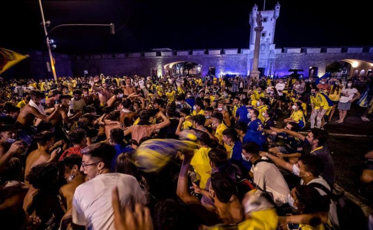 Celebración del sexto ascenso del Cádiz a Primera, entre multitudes pese a la pandemia. 