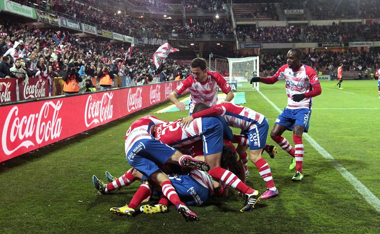 Piña de jugadores para celebrar el gol en propia puerta de CR7 en 2013, última victoria del Granada al Madrid. 