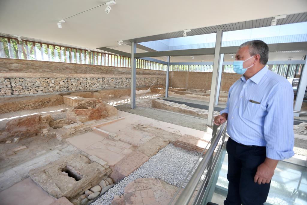 Los restos del palacio del rey nazarí Mohamed II, una microciudad palatina datada en el siglo XII, podrán ser visitados por el público a partir de ahora al haber finalizado las obras de construcción del pabellón que acoge estos yacimientos en el Cuarto Real de Santo Domingo de la capital granadina