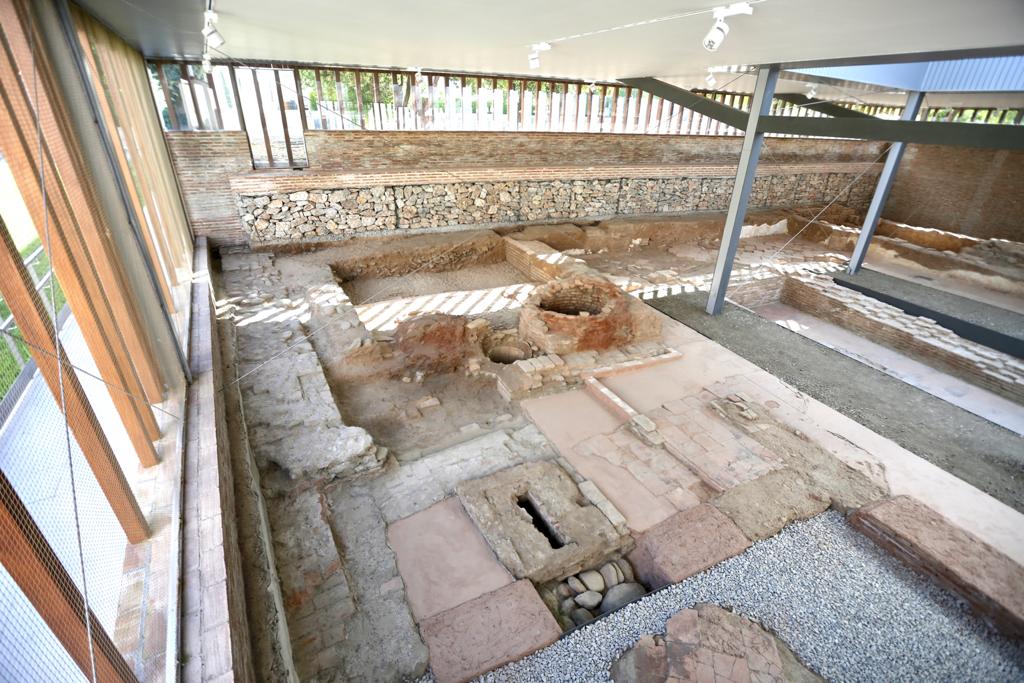 Los restos del palacio del rey nazarí Mohamed II, una microciudad palatina datada en el siglo XII, podrán ser visitados por el público a partir de ahora al haber finalizado las obras de construcción del pabellón que acoge estos yacimientos en el Cuarto Real de Santo Domingo de la capital granadina